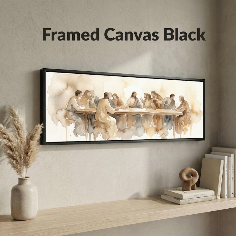 K&ouml;nnte beinhalten: Gerahmter Leinwanddruck mit schwarzem Rahmen. Das Kunstwerk zeigt eine Aquarellmalerei einer Gruppe von Personen, die an einem langen Tisch sitzen. Der Text "Framed Canvas Black" befindet sich &uuml;ber dem Rahmen.
