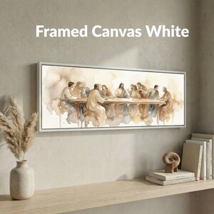 K&ouml;nnte beinhalten: Ein gerahmter Leinwanddruck mit einer Aquarelldarstellung einer Gruppe von Personen, die an einem Tisch sitzen. Das Kunstwerk weist ged&auml;mpfte T&ouml;ne von Beige, Braun und Grau auf. Der Text "Framed Canvas White" wird oben im Bild angezeigt.