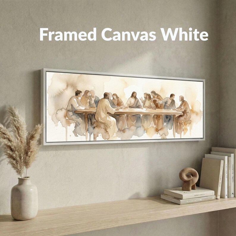 K&ouml;nnte beinhalten: Ein gerahmter Leinwanddruck mit einer Aquarelldarstellung einer Gruppe von Personen, die an einem Tisch sitzen. Das Kunstwerk weist ged&auml;mpfte T&ouml;ne von Beige, Braun und Grau auf. Der Text "Framed Canvas White" wird oben im Bild angezeigt.