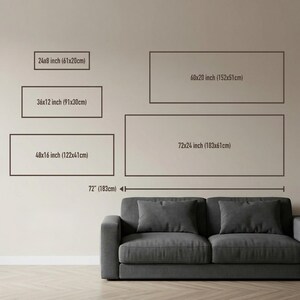 K&ouml;nnte beinhalten: Ein graues Sofa befindet sich unter einer Wand, die rechteckige Umrisse mit verschiedenen Kunstwerkgr&ouml;&szlig;en zeigt. Die Gr&ouml;&szlig;en sind in Zoll und Zentimetern angegeben: 24x8, 36x12, 48x16, 60x20 und 72x24. Ein Ma&szlig; von 72 Zoll (183 cm) ist ebenfalls angegeben.