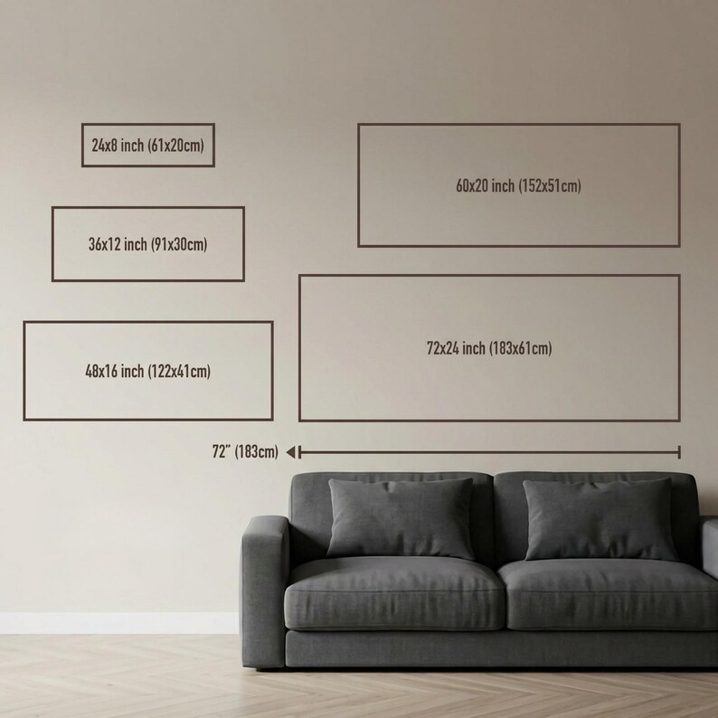 K&ouml;nnte beinhalten: Ein graues Sofa befindet sich unter einer Wand, die rechteckige Umrisse mit verschiedenen Kunstwerkgr&ouml;&szlig;en zeigt. Die Gr&ouml;&szlig;en sind in Zoll und Zentimetern angegeben: 24x8, 36x12, 48x16, 60x20 und 72x24. Ein Ma&szlig; von 72 Zoll (183 cm) ist ebenfalls angegeben.