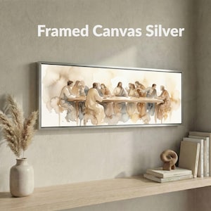 K&ouml;nnte beinhalten: Gerahmter Leinwanddruck mit silbernem Rahmen. Das Kunstwerk zeigt eine Aquarellmalerei einer Gruppe von Menschen, die an einem Tisch sitzen. Der Text "Framed Canvas Silver" ist &uuml;ber dem Kunstwerk zu sehen.