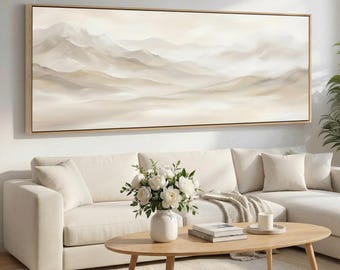 Könnte beinhalten: Ein großes, horizontales, rechteckiges Wandbild mit einer weichen, abstrakten Landschaft aus geschichteten Bergen in Beige-, Creme- und Hellbrauntönen, eingefasst in einen dünnen, hellen Holzrahmen.