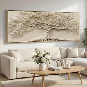 Può includere: Una grande opera d'arte murale rettangolare caratterizzata da una scultura in rilievo tridimensionale e testurizzata di un albero che si estende con rami e radici complessi. L'opera è realizzata in toni crema e bianco sporco, incorniciata in legno chiaro.