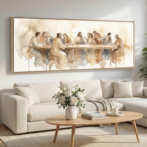 Op de afbeelding: Aquarel schilderij van een lange tafel met figuren eromheen. Het kunstwerk heeft zachte, gedempte tinten beige, bruin en blauw, omlijst in licht hout. De schildering toont een religieuze scène.