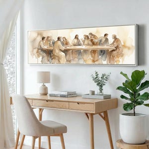 K&ouml;nnte beinhalten: Ein gerahmtes Aquarellgem&auml;lde zeigt eine Gruppe von Figuren an einem Tisch. Das Kunstwerk verwendet ged&auml;mpfte Braun-, Beige- und Graut&ouml;ne und erzeugt eine weiche, k&uuml;nstlerische &Auml;sthetik. Das Gem&auml;lde wird &uuml;ber einem Holzschreibtisch mit Lampe, Stuhl und Topfpflanze ausgestellt.