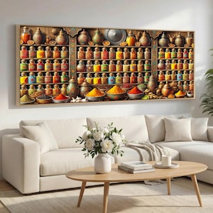 Op de afbeelding: Een rechthoekige wandkunstprint met een houten schap vol talloze kleine glazen potjes met kleurrijke specerijen en poeders, naast verschillende keramische kommen die overstromen van feloranje, rode en gele gemalen specerijen.