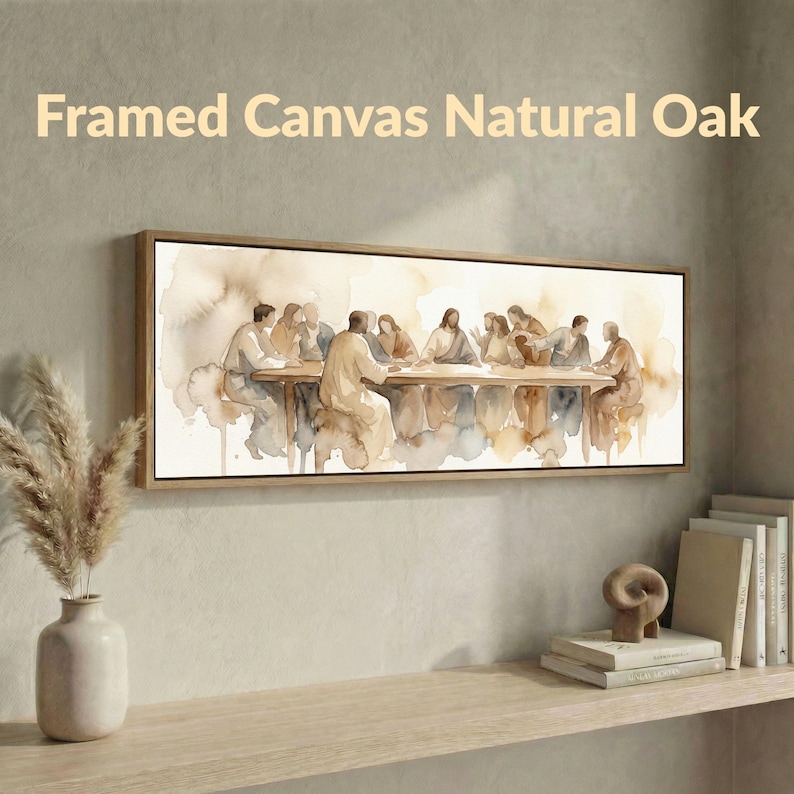 K&ouml;nnte beinhalten: Gerahmter Leinwanddruck mit einem Rahmen aus nat&uuml;rlicher Eiche. Das Kunstwerk zeigt eine Aquarellmalerei einer Gruppe von Personen, die an einem langen Tisch sitzen. Der Text "Framed Canvas Natural Oak" ist oben angezeigt.