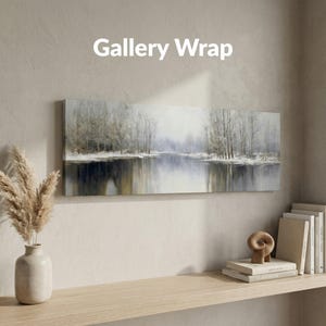 K&ouml;nnte beinhalten: Rechteckiger Gallery-Wrap-Leinwanddruck, der eine Winterlandschaft mit einem Fluss und schneebedeckten B&auml;umen zeigt. Das Kunstwerk ist in Grau-, Wei&szlig;- und Braunt&ouml;nen gehalten. Der Text "Gallery Wrap" wird oben angezeigt.