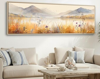 Puede incluir: Pintura de acuarela enmarcada rectangular de un paisaje sereno. La obra representa un lago rodeado de montañas y campos de hierba alta y flores silvestres. La paleta de colores incluye tonos beige, amarillo, morado y azul.