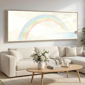 Può includere: Dipinto ad acquerello incorniciato raffigurante un arcobaleno sull'acqua, con una piccola barca in lontananza. L'opera d'arte utilizza colori pastello tenui su un cielo nuvoloso. La cornice è color legno chiaro.