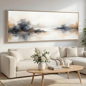 Bred inramad canvastavla, neutralt dimmigt flodlandskap, panoramautsikt över horisonten, minimalistisk modern inredning, extra bred konst för ovanför soffan
