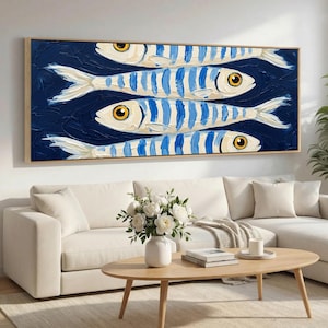 Könnte beinhalten: Abstrakte Malerei von vier Fischen in einer Reihe, jeder mit weißen Körpern und blauen Streifen, vor einem dunkelblauen Hintergrund. Die Fische haben gelbe Augen und sind in hellem Holz gerahmt. Das Kunstwerk wird über einem weißen Sofa ausgestellt.