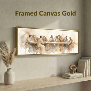 K&ouml;nnte beinhalten: Ein gerahmter Leinwanddruck mit goldenem Rahmen, der eine Aquarellmalerei einer Gruppe von Personen zeigt, die an einem Tisch sitzen. Der Text "Framed Canvas Gold" ist &uuml;ber dem Kunstwerk zu sehen. Das Gem&auml;lde verwendet ged&auml;mpfte T&ouml;ne von Beige, Braun und Grau.