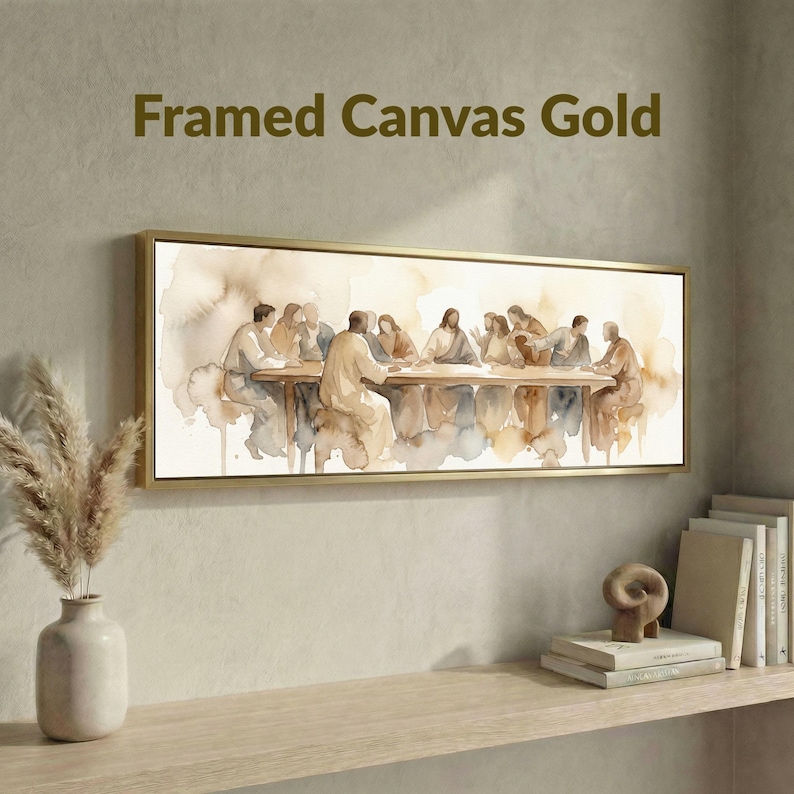 K&ouml;nnte beinhalten: Ein gerahmter Leinwanddruck mit goldenem Rahmen, der eine Aquarellmalerei einer Gruppe von Personen zeigt, die an einem Tisch sitzen. Der Text "Framed Canvas Gold" ist &uuml;ber dem Kunstwerk zu sehen. Das Gem&auml;lde verwendet ged&auml;mpfte T&ouml;ne von Beige, Braun und Grau.