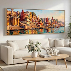 Può includere: Un dipinto panoramico che raffigura i ghat di Varanasi lungo il fiume Gange. La scena mostra edifici a più piani in tonalità arancione, giallo e marrone, con gradini in pietra che scendono verso l'acqua dove sono ormeggiate piccole imbarcazioni.
