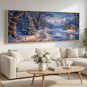 Può includere: Dipinto incorniciato di un paesaggio invernale. L'opera mostra una foresta innevata con un sentiero, un fiume e una baita. Gli alberi sono decorati con luci di fata, creando un bagliore caldo contro i blu e i bianchi freddi dell'ambientazione invernale.