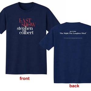 Peut inclure: T-shirt bleu marine avec l'inscription "LAST SHOW stephen colbert" en rouge et blanc sur le devant. Le dos du t-shirt porte l'inscription "05.21.2026 The Night The Laughter Died".