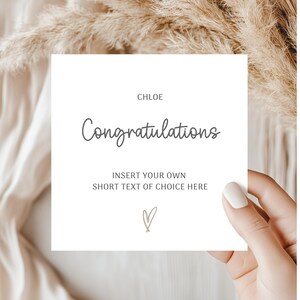 Könnte beinhalten: Eine quadratische weiße Karte mit dem Text CHLOE oben, gefolgt von dem Wort Congratulations in einer Schreibschrift, dem Satz INSERT YOUR OWN SHORT TEXT OF CHOICE HERE in Blockbuchstaben und einem kleinen handgezeichneten Herzsymbol unten.