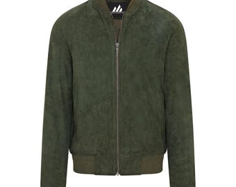 Könnte beinhalten: Olivgrüne Bomberjacke mit durchgehendem Reißverschluss. Die Jacke hat einen gerippten Kragen, Bündchen und Saum. Die Jacke hat eine strukturierte Optik und ein kleines Logo auf der Brust. Vielseitig einsetzbar.