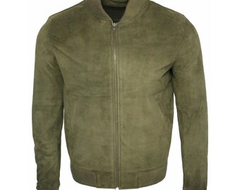 Könnte beinhalten: Olivgrüne Bomberjacke mit geripptem Kragen, Bündchen und Saum. Die Jacke hat einen durchgehenden Reißverschluss und eine weiche, Wildleder-ähnliche Textur. Ein klassisches Oberbekleidungsstück.