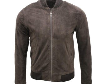 Könnte beinhalten: Dunkelbraune Wildleder-Bomberjacke mit durchgehendem silbernen Reißverschluss. Die Jacke hat einen gerippten Kragen, Bündchen und Saum. Die Jacke ist mittelschwer und scheint ungetragen zu sein.