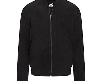 Könnte beinhalten: Schwarze Bomberjacke mit durchgehendem Reißverschluss. Die Jacke hat einen gerippten Kragen, Bündchen und Saum. Das Material scheint Wildleder oder ein wildlederartiger Stoff zu sein. Die Jacke ist einfarbig schwarz.