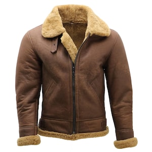 Può includere: Giacca in pelle marrone con colletto e fodera in montone. La giacca ha una chiusura a zip frontale, due tasche e un cinturino con fibbia in vita. Il colletto e i polsini sono rifiniti con montone color cammello.