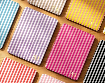 Personalisierte Streifen Kindle Hülle, individuelle Initialenfolie - Vintage Reader Cover, Buchliebhaber Geschenk, elegante Hülle für Sie