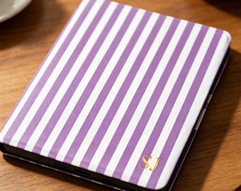 Personalisierte gestreifte Initialen Kindle Hülle mit Handschlaufe, 2024 Paperwhite 10/11/12th 6,8 "7" Case, Kindle Zubehör, Geschenk für Mama