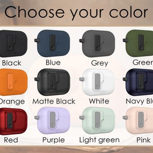 K&ouml;nnte beinhalten: Eine Auswahl an farbigen Schutzh&uuml;llen f&uuml;r elektronische Ger&auml;te. Das Bild zeigt H&uuml;llen in Schwarz, Blau, Grau, Gr&uuml;n, Orange, Mattschwarz, Wei&szlig;, Marineblau, Rot, Lila, Hellgr&uuml;n und Rosa. Der Text "Choose your color" steht oben.