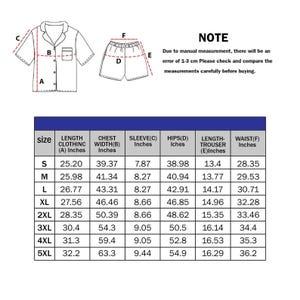 Puede incluir: Diagrama de un conjunto de pijama con medidas en pulgadas. El conjunto incluye una camiseta de manga corta y pantalones cortos. Una tabla proporciona detalles de tallas, incluyendo largo, ancho de pecho, manga, caderas, largo de pantal&oacute;n y medidas de cintura.