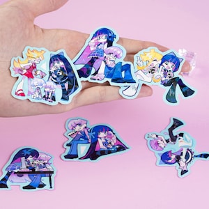 Può includere: Una collezione di adesivi in stile anime con personaggi dai capelli e dagli abiti vivaci. Gli adesivi mostrano varie pose e interazioni, con una tavolozza di colori dominata da blu, viola e giallo. Gli adesivi sono su uno sfondo rosa.