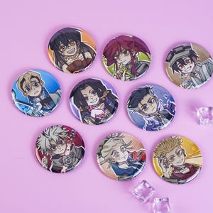 Könnte beinhalten: Eine Sammlung von neun runden, farbenfrohen Buttons mit Anime-Charakteren auf rosa Hintergrund. Jeder Button zeigt eine andere Charakterillustration mit unterschiedlichen Haarfarben und Outfits. Einige Buttons haben einen hellblauen, lila oder gelben Hintergrund.