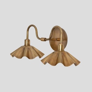 Applique murale double en laiton, abat-jour floral, style milieu du siècle, finition laiton brut - Luminaires italiens - Éclairage de miroir de chambre fait main