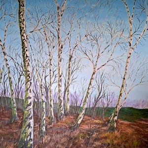 Può includere: Dipinto a olio di un boschetto di betulle con tronchi a strisce bianche e nere, su uno sfondo di cielo blu. I rami spogli si alzano. Il primo piano mostra erba marrone e un accenno di colline verdi in lontananza.