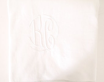 Antike französische Leinenbettwäsche mit ovalem Monogramm ""RC""