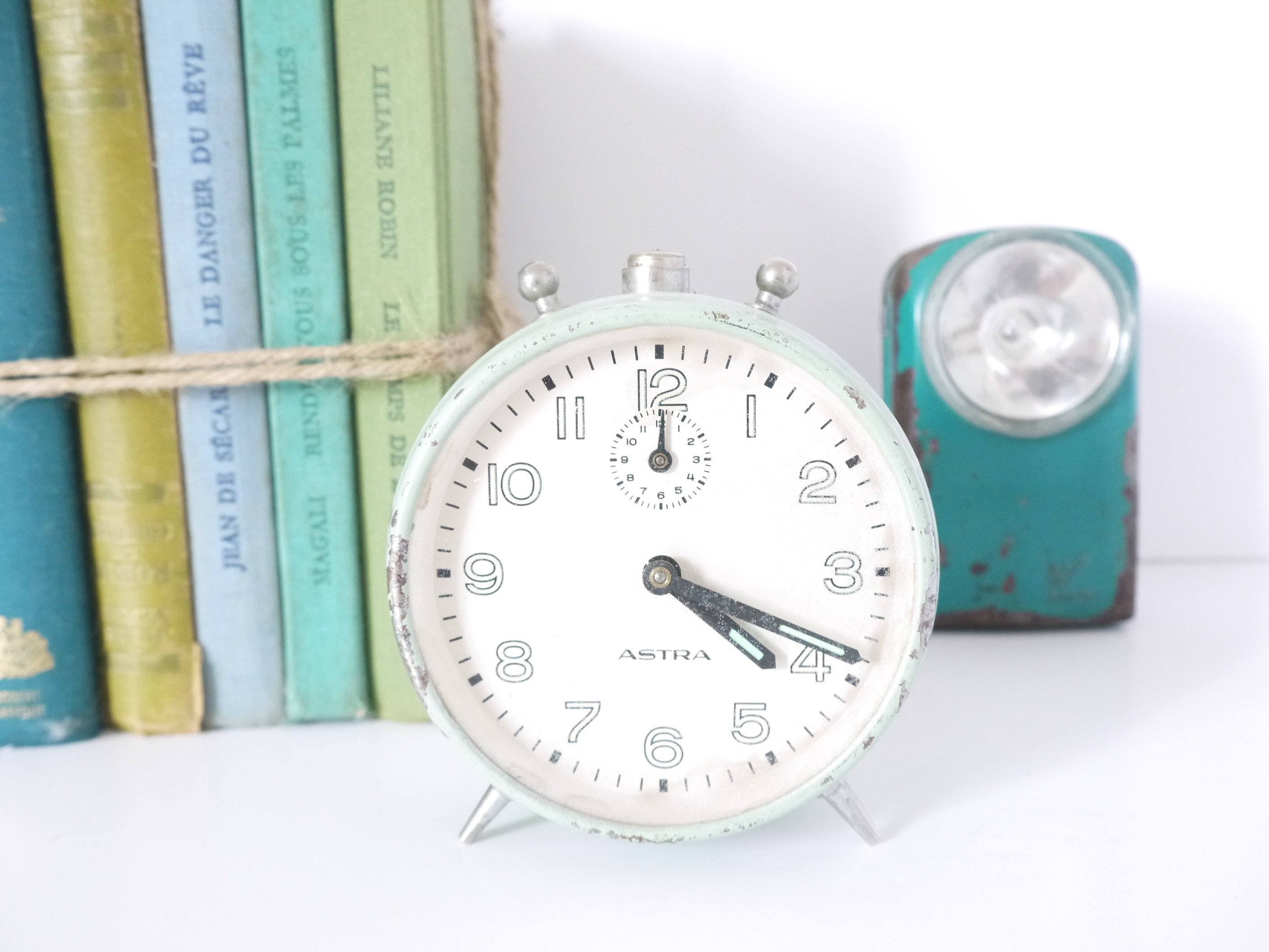 Français Horloge Pastel Vert Vintage Astra Horloge. Millésime 1960. Réveil en Métal. Loft Déco. Acce