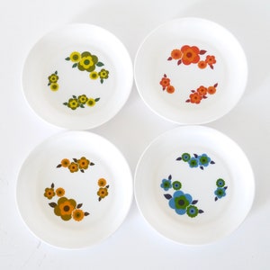 Conjunto de placas acorpal vintage de meados do século com quatro (4) pirex florais