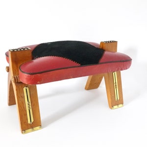 Reposapiés otomano estilo camello de mediados de siglo
