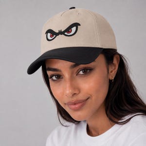 Broderad Angry Eyes basebollkeps | Djärv gatudesignad pappakeps med grafisk design