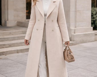 Handgemaakte overjas van wolmix: elegante beige lange jas met reverskraag