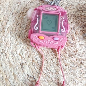 pink vintage retro Littlest Pet Shop Tamagotchi LPS, 1 game virtual Pet Perroquet violet, Porte-clés fonctionnel numérique, oiseau de compagnie