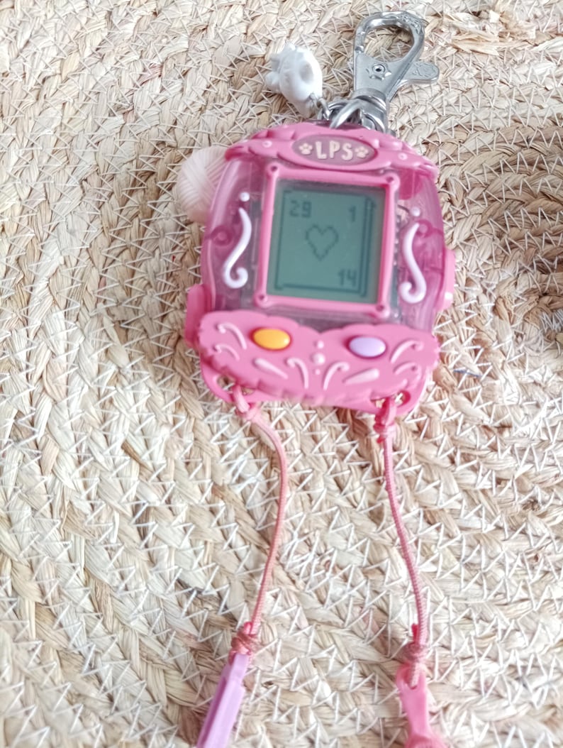 pink vintage retro Littlest Pet Shop Tamagotchi LPS, 1 game virtual Pet Perroquet violet, Porte-clés fonctionnel numérique, oiseau de compagnie