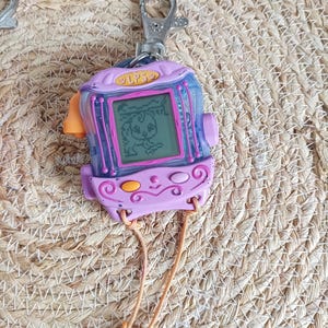 purple vintage retro Littlest Pet Shop Tamagotchi LPS, 1 game virtual Pet Perroquet violet, Porte-clés fonctionnel numérique, oiseau de compagnie