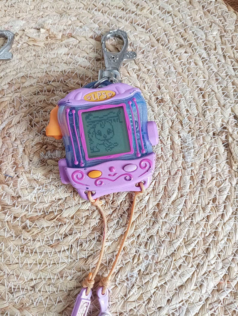 purple vintage retro Littlest Pet Shop Tamagotchi LPS, 1 game virtual Pet Perroquet violet, Porte-clés fonctionnel numérique, oiseau de compagnie