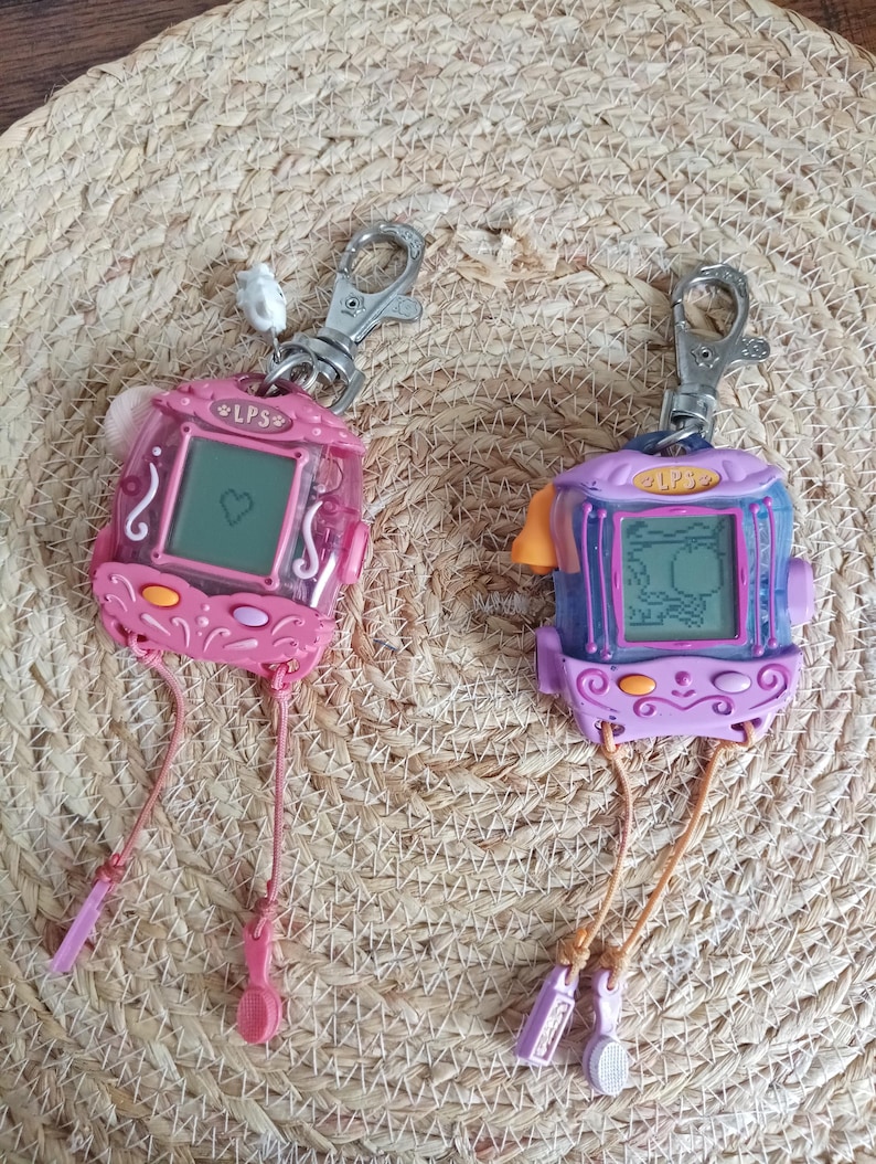 1 vintage retro Littlest Pet Shop Tamagotchi LPS, 1 game virtual Pet Perroquet violet, Porte-clés fonctionnel numérique, oiseau de compagnie (sold as unit piece)
