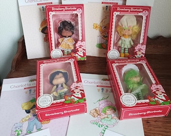 CONFITURES D'AIRELLES (BABA HORTENSIA) Strawberry Shortcake Scented Doll 14cm