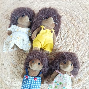 jolie famille Sylvanian Families hedgehog vintage, set 4 figurines Hérissons animaux miniatures, Calico critter hérisson, maison de poupée miniature