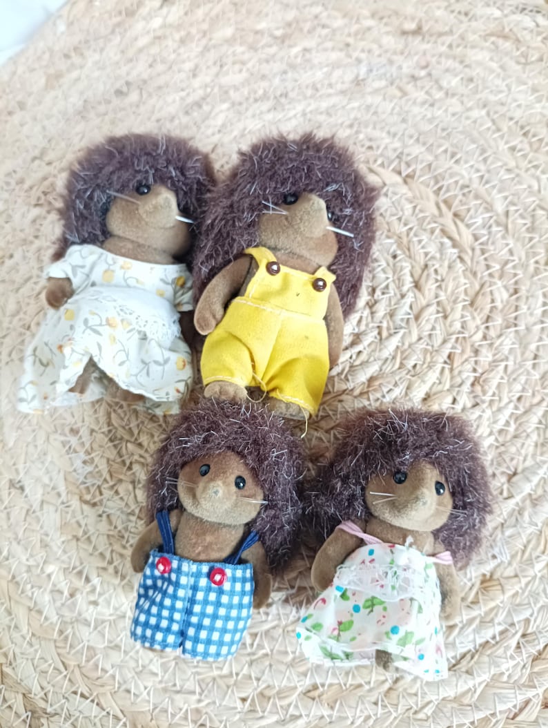 jolie famille Sylvanian Families hedgehog vintage, set 4 figurines Hérissons animaux miniatures, Calico critter hérisson, maison de poupée miniature